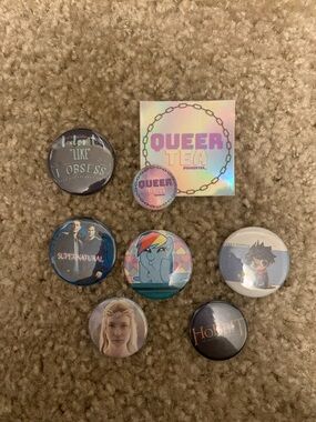 fandom 7 pin set with sticker